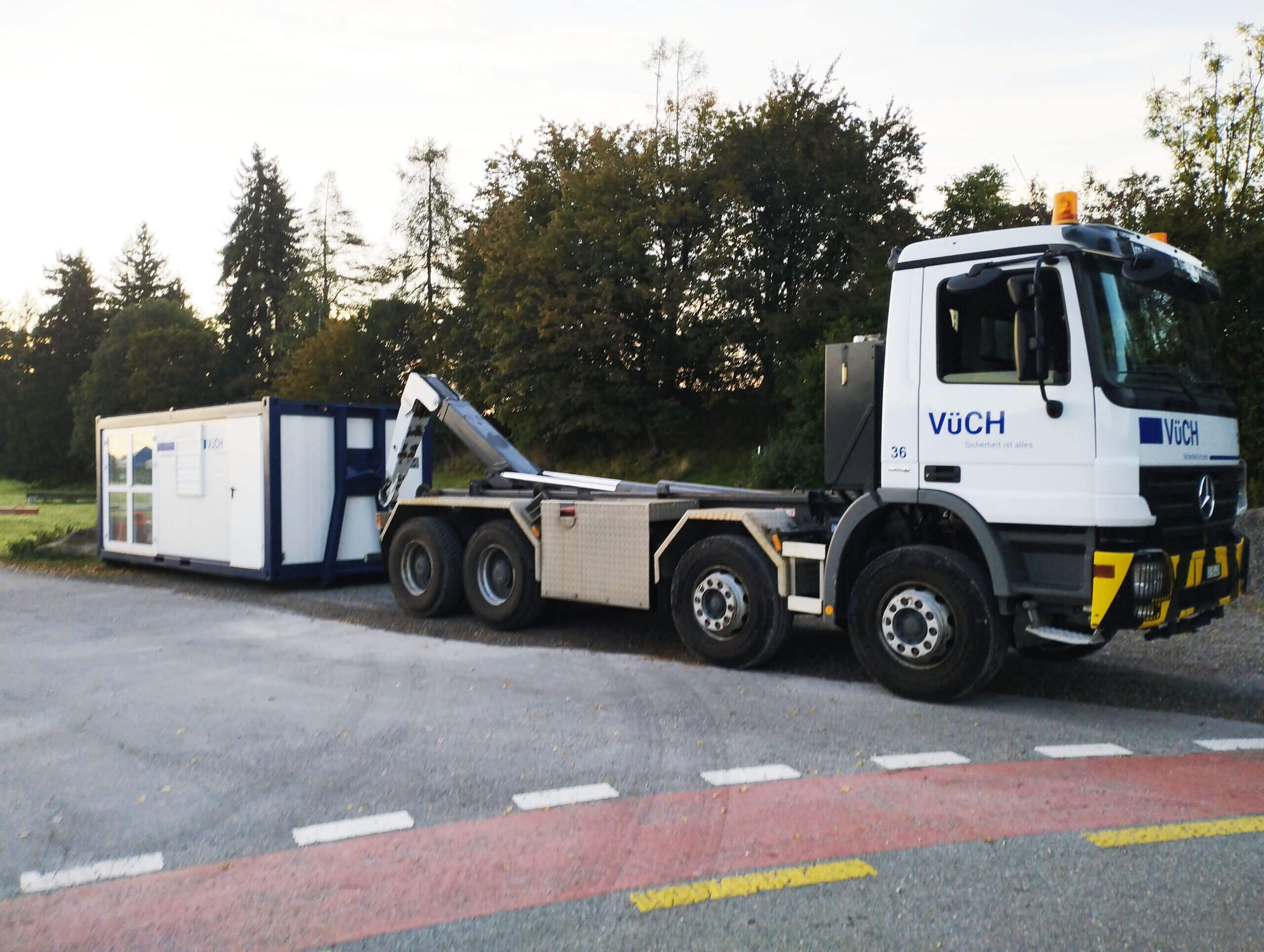 Mercedes-Benz Actros 3244 Abrollkipper - Bild 1