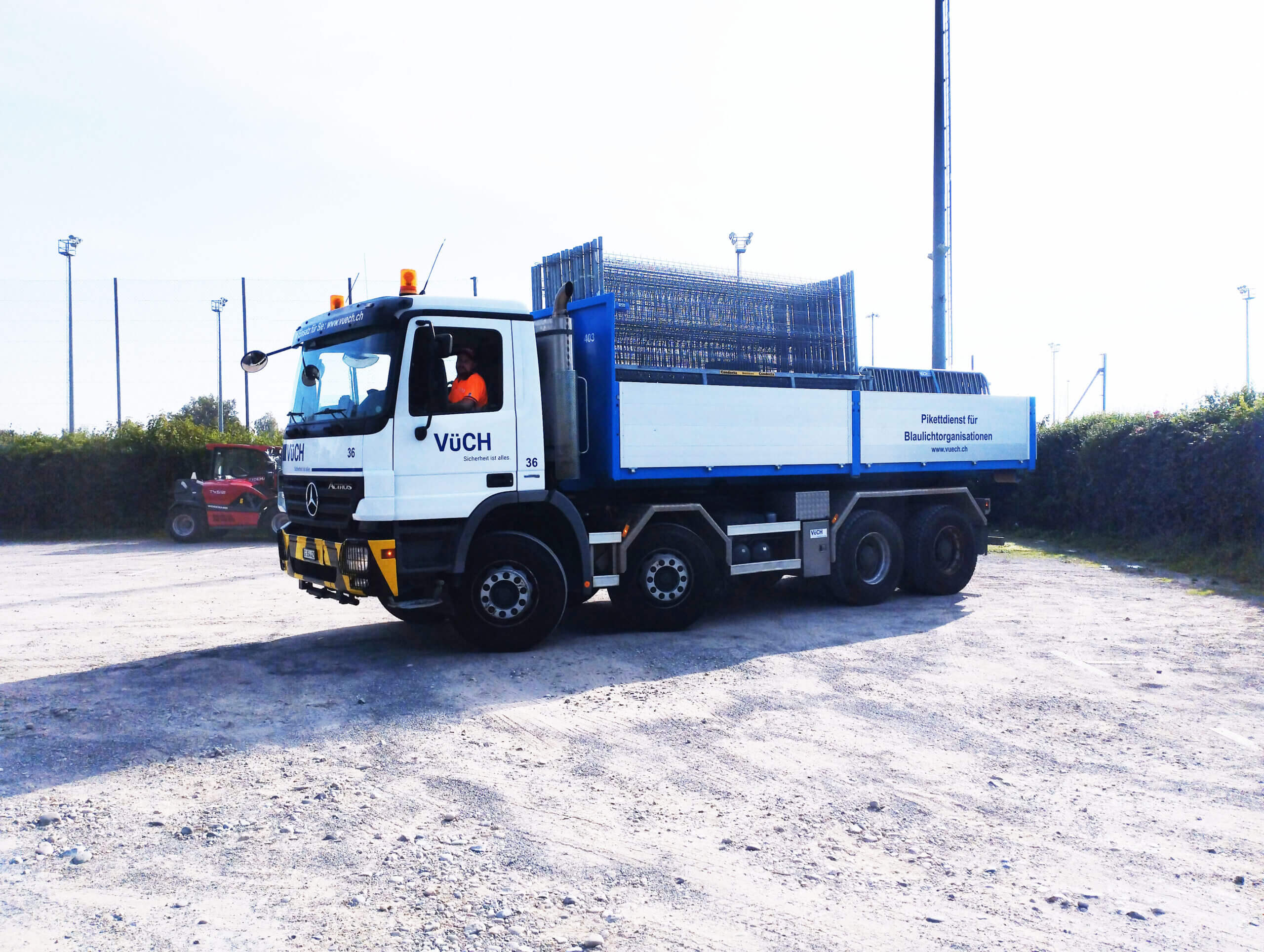 Mercedes-Benz Actros 3244 Abrollkipper - Bild 2