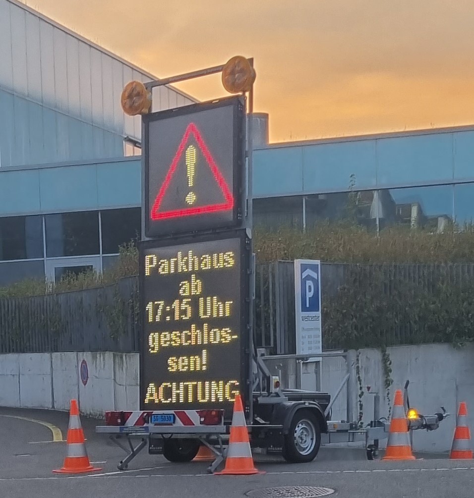 LED Anhänger mit zwei Wechselverkehrszeichen